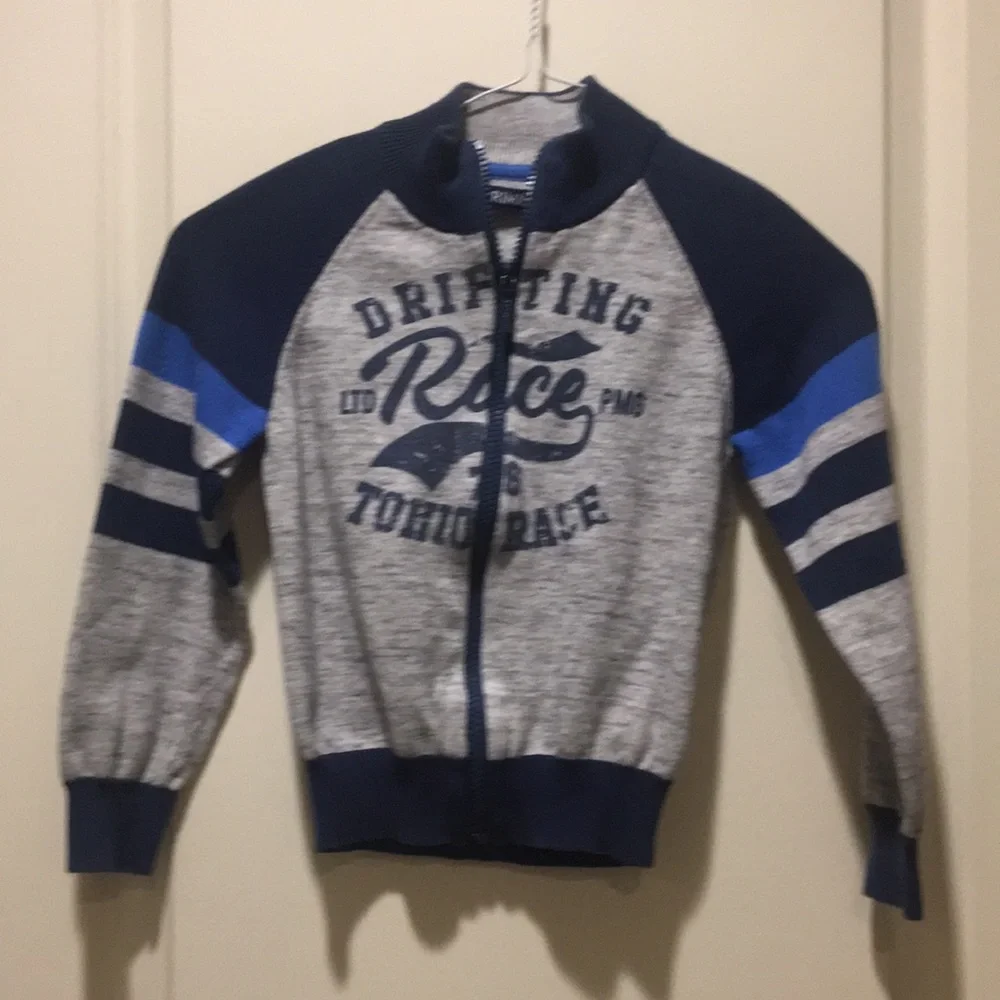 Like New! Primigi Kids zip up graphic sweater jacket long sleeves size 6 yrs